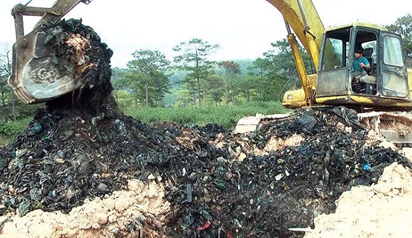 Phát hiện nhà máy xử lý rác chôn trái phép 40.000 tấn chất thải - Hình 1