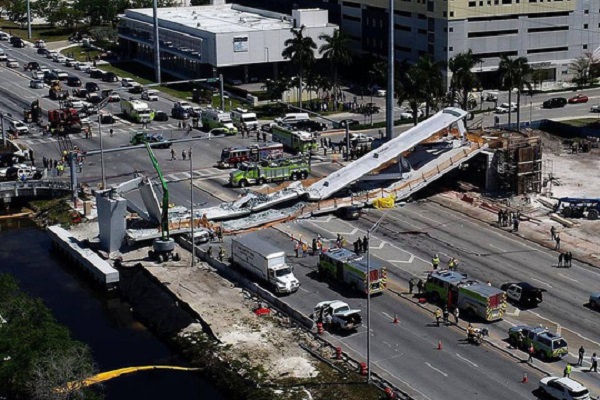 Mỹ: Sập cầu đi bộ 950 tấn mới xây, nhiều người thương vong - Hình 1