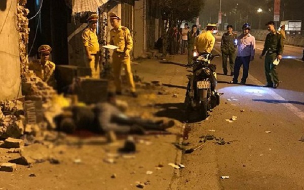Hà Nam: Hai thanh niên tử vong khi đâm trực diện xe vào tường nhà dân - Hình 1