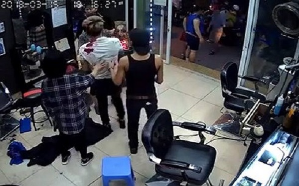 Hà Nội: Bắt giữ nhóm đối tượng nổ súng trong hiệu cắt tóc - Hình 1