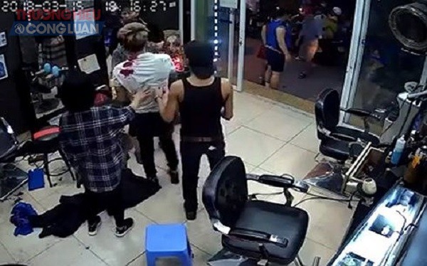 Hà Nội: Bắt giữ nhóm đối tượng nổ súng trong hiệu cắt tóc