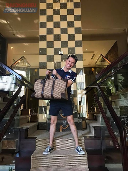 Đàm Vĩnh Hưng rao bán túi hàng hiệu; vợ chồng Bình Minh hâm nóng tình yêu