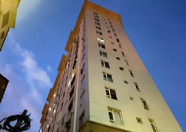 TP.HCM: Rơi từ chung cư Hồng Lĩnh Plaza xuống đất, một người tử vong - Hình 1