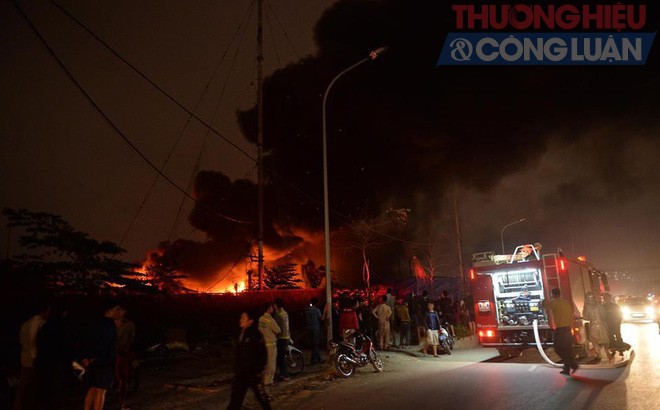 Hà Nội: Kho xưởng chứa phế liệu bốc cháy ngùn ngụt trong đêm