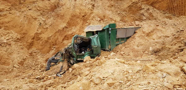 Hà Nội: Sập mỏ đất trái phép, tài xế cùng chiếc xe ben bị vùi lấp trong núi đất đá - Hình 1