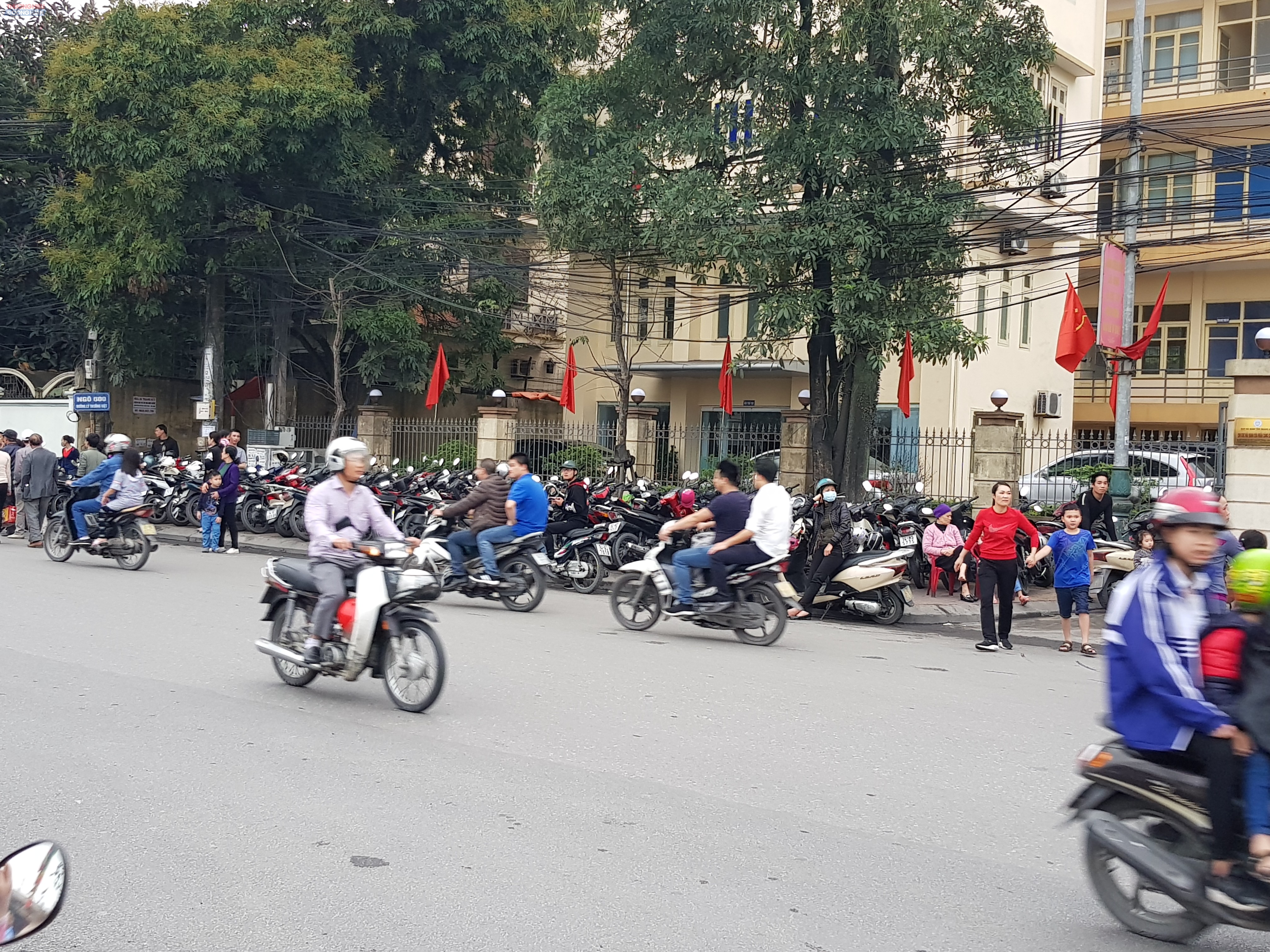 Cửa Ông ( Quảng Ninh): Nhiều bãi xe tự phát "nở rộ" quanh di tích lịch sử quốc gia đặc biệt