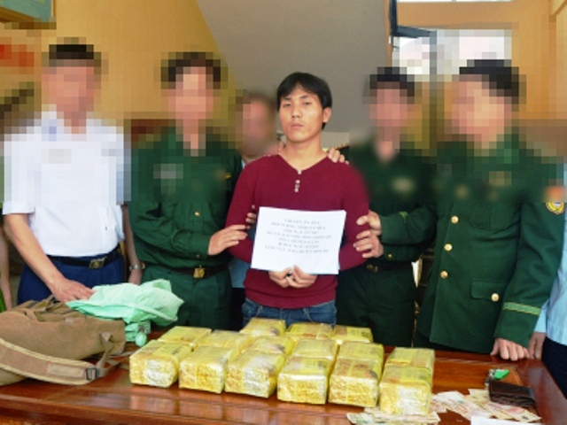 Hà Tĩnh: Bắt đối tượng vận chuyển 15kg ma túy đá vào Việt Nam - Hình 1