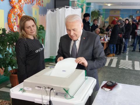 Người dân Nga chính thức đi bỏ phiếu bầu chọn Tổng thống mới - Hình 2