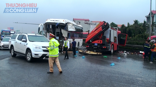 Xe khách tông trực diện xe cứu hỏa đi làm nhiệm vụ, 9 người bị thương nặng