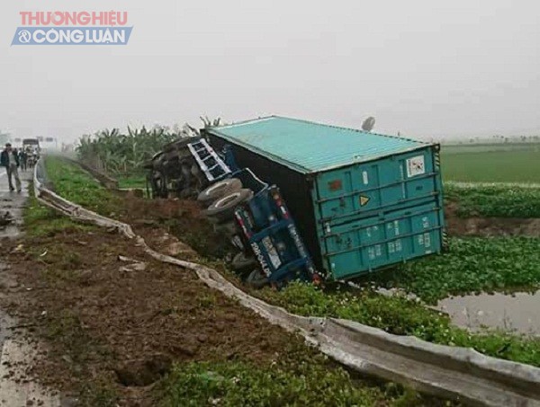 Thái Bình: Tai nạn giao thông, container bay xuống kênh, xe con bẹp rúm
