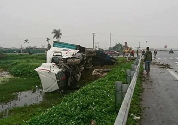 Thái Bình: Tai nạn giao thông, container bay xuống kênh, xe con bẹp rúm - Hình 1