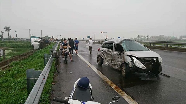 Thái Bình: Va chạm giữa xe con và container, một người bị thương nặng - Hình 1