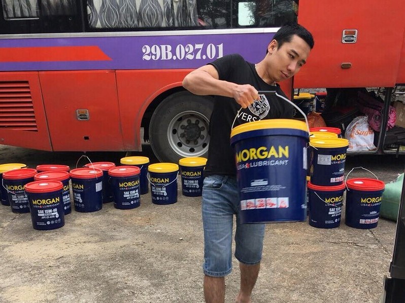 Nghệ An: Hơn 2.000 lít dầu nhớt không rõ nguồn gốc trên xe khách - Hình 1