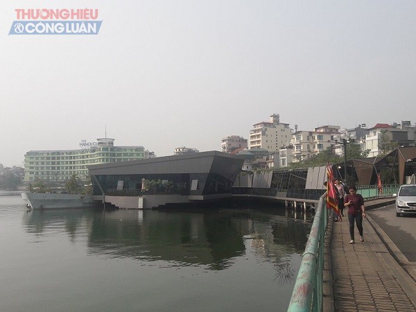 Hà Nội: Sau "lệnh" di dời, du thuyền nhà nổi vẫn công khai hoạt động trên Hồ Tây