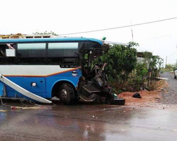 Quảng Bình: Tai nạn giao thông nghiêm trọng khiến nhiều người thương vong - Hình 1