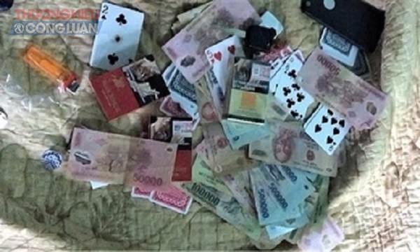 Bình Phước: Bắt quả tang 8 đối tượng đang "sát phạt" dưới hình thức chơi bài