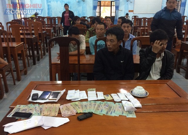 Huế: Nhiều “quý bà” tham gia đánh bạc bằng hình thức xóc dĩa