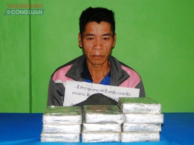 Nghệ An: Bắt đối tượng người Lào vận chuyển 10 bánh heroin - Hình 1