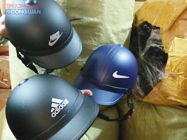 Nghệ An: Thu giữ 1.800 mũ bảo hiểm “nhái” - Hình 1