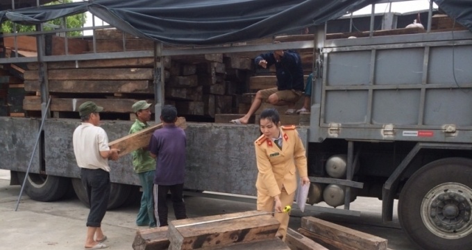 Thanh Hóa: Bắt giữ xe chở gỗ quý không giấy tờ hợp lệ - Hình 1