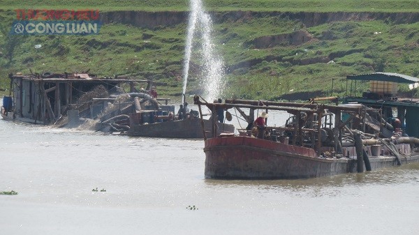 Hà Nội: Cát tặc “oanh tạc” sông Cà Lồ