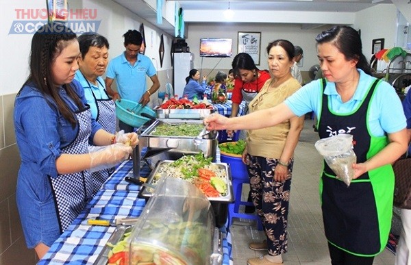 Giữa “phố nhà giàu” TP. HCM: Mọc lên “Quán cơm 0 đồng”