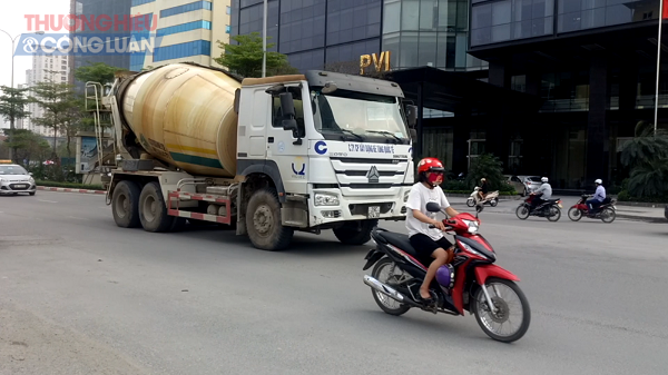 Hà Nội: Bất chấp quy định phố cấm, xe bồn lại náo loạn nội đô - Hình 4