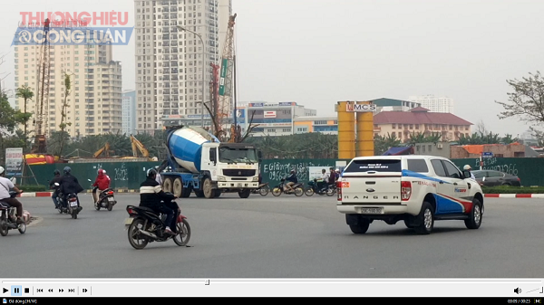 Hà Nội: Bất chấp quy định phố cấm, xe bồn lại náo loạn nội đô - Hình 3