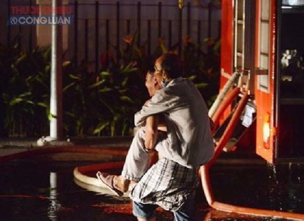 Những hình ảnh "nhói lòng" trong vụ cháy chung cư Carina Plaza tại TP. HCM