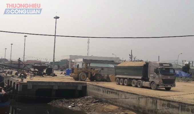 Thanh Hóa: Ngư dân bức xúc vì cảng cá thành nơi tập kết cát