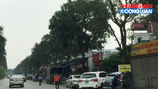 Hà Nội: Báo động tình trạng lấn chiến vỉa hè, lòng đường tại chân cầu Thanh Trì - Hình 2