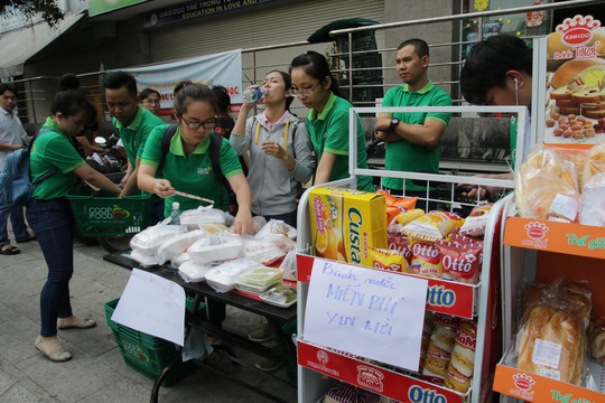 Tình người trong vụ cháy chung cư Carina Plaza - Hình 4