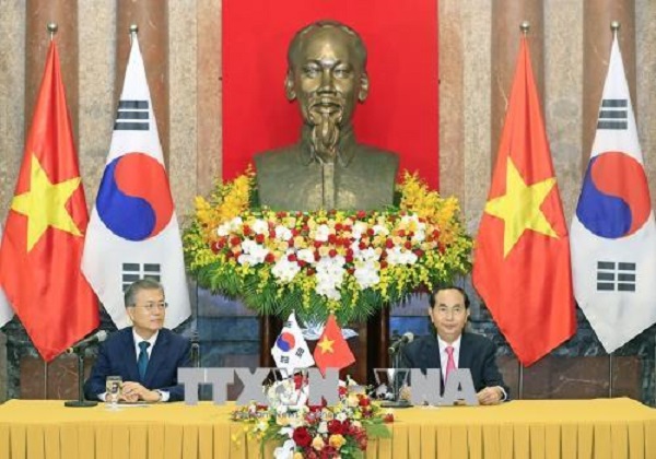 Chủ tịch nước Trần Đại Quang và Tổng thống Hàn Quốc Moon Jae-in chủ trì họp báo - Hình 1