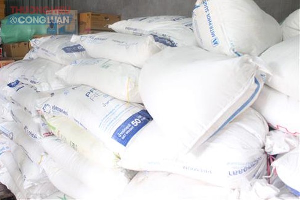 Quảng Trị: Thu giữ 3 tấn đường trắng và 1.300 bao thuốc lá nhập lậu