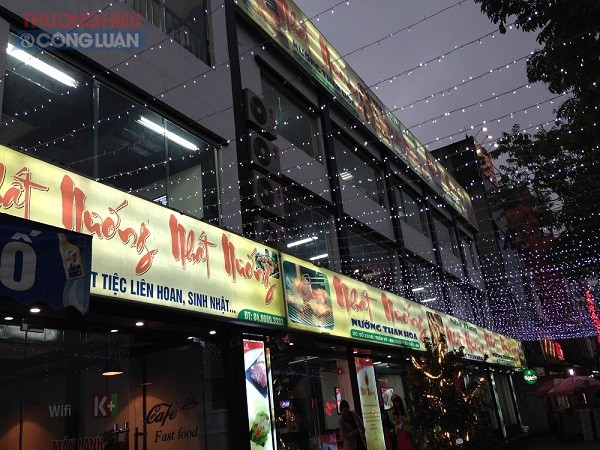 Quận Cầu Giấy (Hà Nội): Quán Nhất Nướng 90 Trần Vỹ “biến” vỉa hè thành nơi để xe