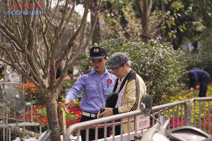 Phá rào, "vượt dây" chụp ảnh trước thềm Lễ hội hoa anh đào Nhật Bản 2018