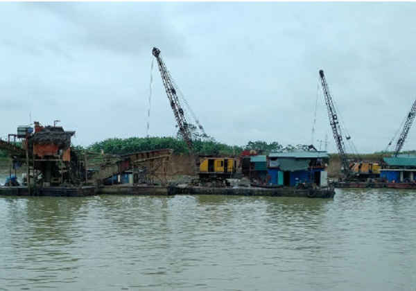 Thừa Thiên Huế: Bắt giữ 2 tàu khai thác cát trái phép trên sông Hương - Hình 1