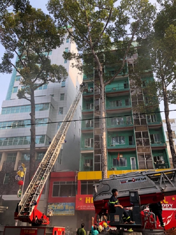Cháy khách sạn ở Sài Gòn, 19 người thoát nạn - Hình 1