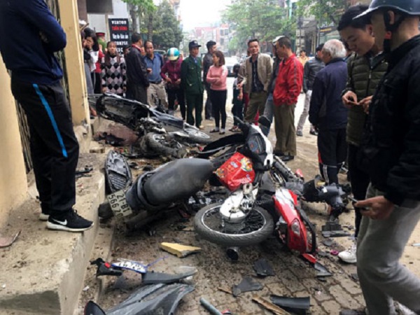 Yên Bái: Ô tô mất lái, tông liên hoàn 6 xe máy - Hình 2