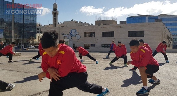 Tuyển Việt Nam chống lại đối thủ 'nhịp sinh học' trên đất Jordan
