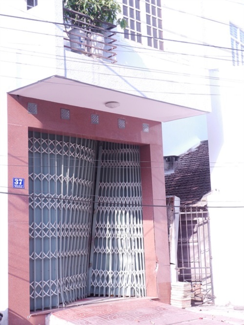 Bình Định: Ô tô “điên” đâm vào nhà dân rồi bỏ chạy - Hình 1
