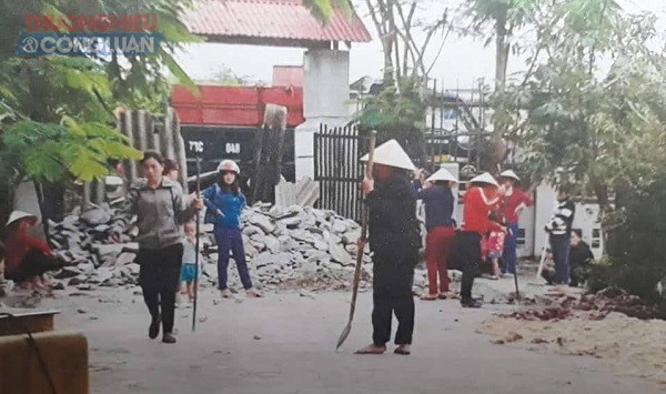 Quảng Bình: Một gia đình phải trèo tường suốt một năm vì bị bịt kín lối đi - Hình 3