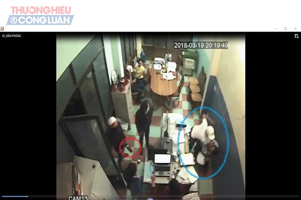 Gia Lai: Một giám đốc bị nhóm đối tượng lạ hành hung tại văn phòng làm việc - Hình 2