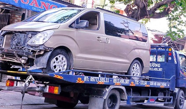 Bình Định: Ô tô “điên” đâm vào nhà dân rồi bỏ chạy - Hình 2