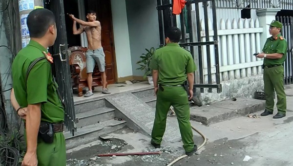 Quảng Ngãi: Thanh niên ngáo đá, đập phá đồ đạc, chống đối cảnh sát - Hình 1