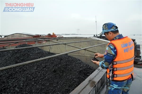 Tạm giữ tàu chở khoảng 1.000 tấn than không giấy tờ hợp pháp