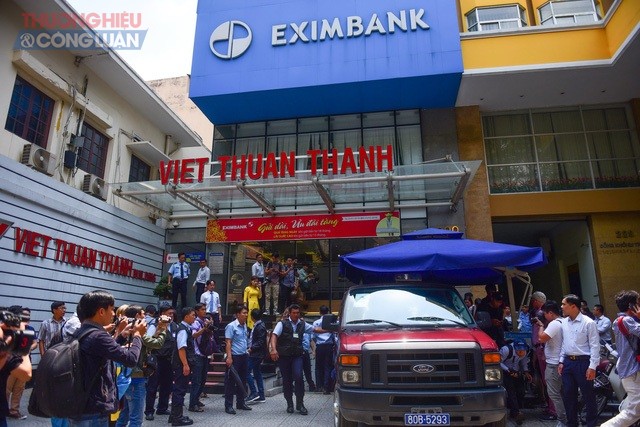 Bắt hai nhân viên Eximbank liên quan đến vụ nữ đại gia mất 245 tỉ đồng tại TP. HCM - Hình 1