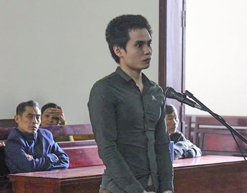 Hà Tĩnh: Đâm chết người vì bị nhắc dùng điện thoại lúc ăn