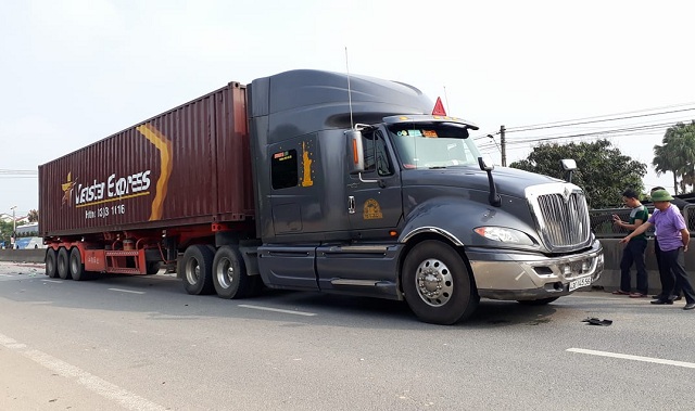 Hà Tĩnh: Tông vào container, một người đàn ông tử vong