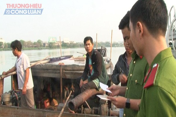 Liên tiếp bắt giữ nhiều thuyền khai thác cát trái phép trên sông Hương - Hình 1